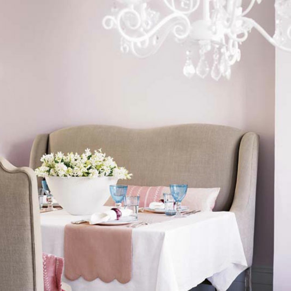 现代esssofa小餐厅设置和用鲜花装饰精美