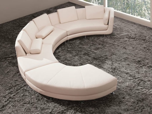 σύγχρονη ημικυκλικό καναπέ και το λευκό
