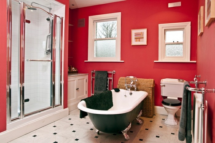 现代小浴室，在红色的化妆脱落浴