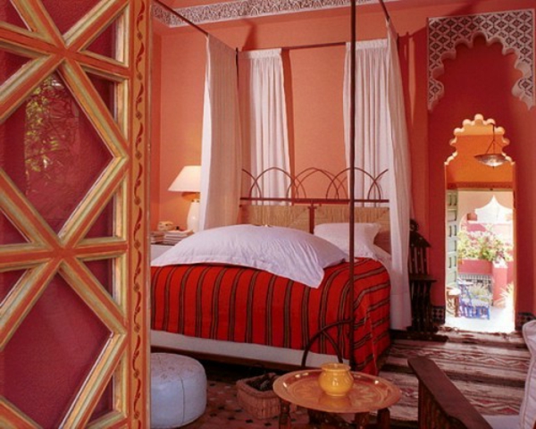 प्राच्य शैली में एक आरामदायक बेडरूम संगठन के लिए लाल सफेद और आड़ू रंग