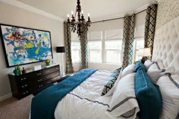 μοντέρνο υπνοδωμάτιο-με-original-fens σχεδιασμό και ένα μεγάλο κρεβάτι με πολλά μαξιλάρια
