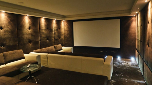 moderne-canapé-dans-le-home-cinéma-cosy-atmosphère-élégant éclairage
