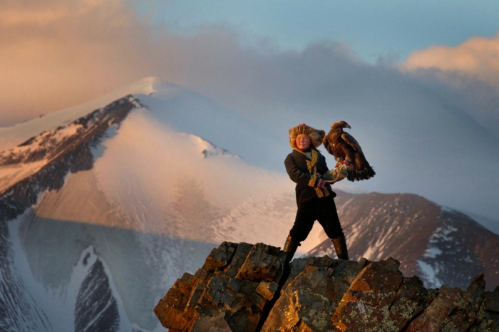 Μογγολία - σπίτι του αϊρανού - ανθρώπου, χιόνι, βουνά και ένας μεγάλος αετός