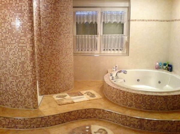 马赛克图案现代浴室圆形浴缸
