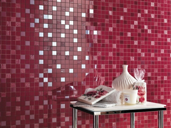 马赛克式浴室红装饰产品在桌子上