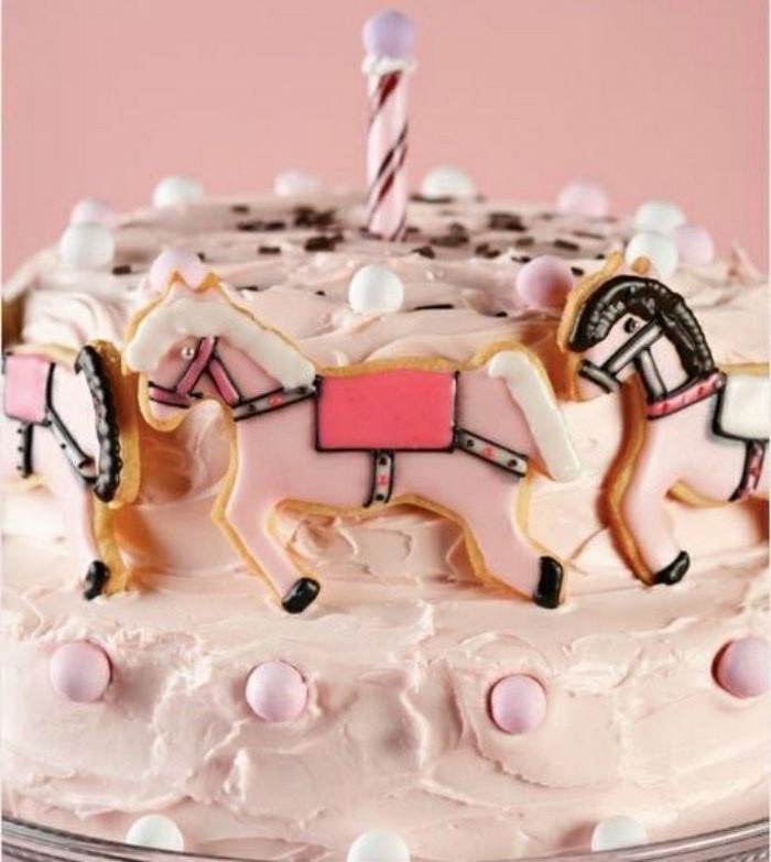主题馅饼自己动手制作旋转木马的孩子生日蛋糕的DIY-MAKE