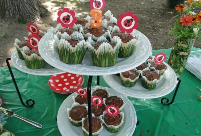 partie muffins-décorez-anniversaire-party-jardin