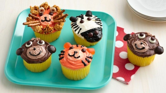 muffins-décorez-anniversaire-fêtards à manger