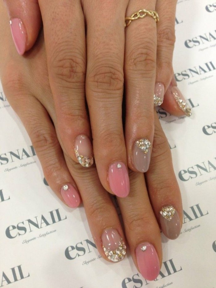 Nails csillogó-bézs színű festék kombináció-with-rózsaszín-Steinchen Rövid finom manikűr arany gyűrű