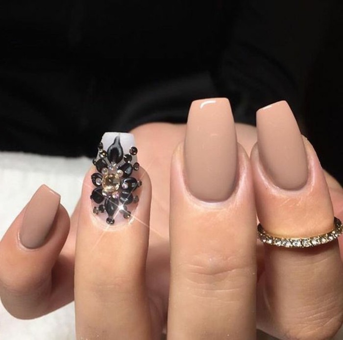 Nails csillogó-bézs színű matt-diszkréten-with-kiemelő-to-gyűrűsujj-virág fekete-from-briliáns gyémánt