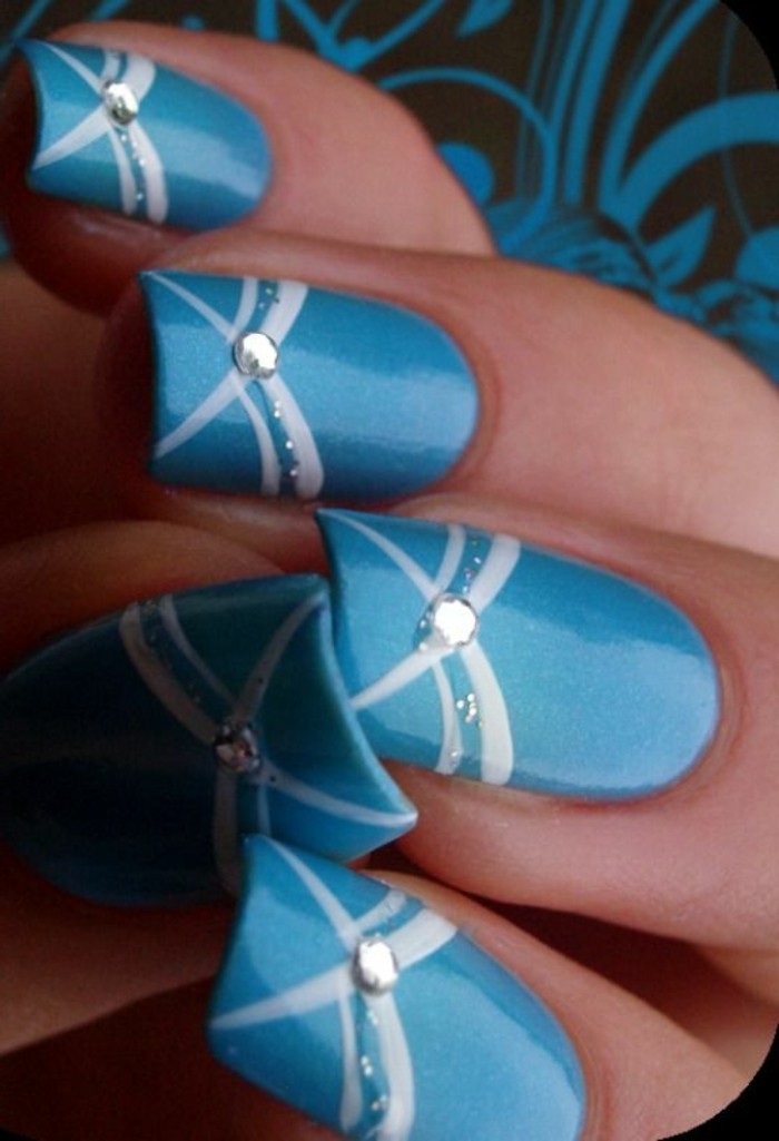 Nails kövek-kékre festett körmök-fehér-len-with-Steinchen-in-the-middle-ük-Nail Design manikűr