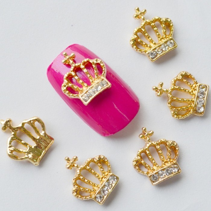 Nails kövekkel zyklamefarbene köröm-körömlakk-deco-arany-korona-for-dekoráció-of-nails-fülbevaló-és minden más-