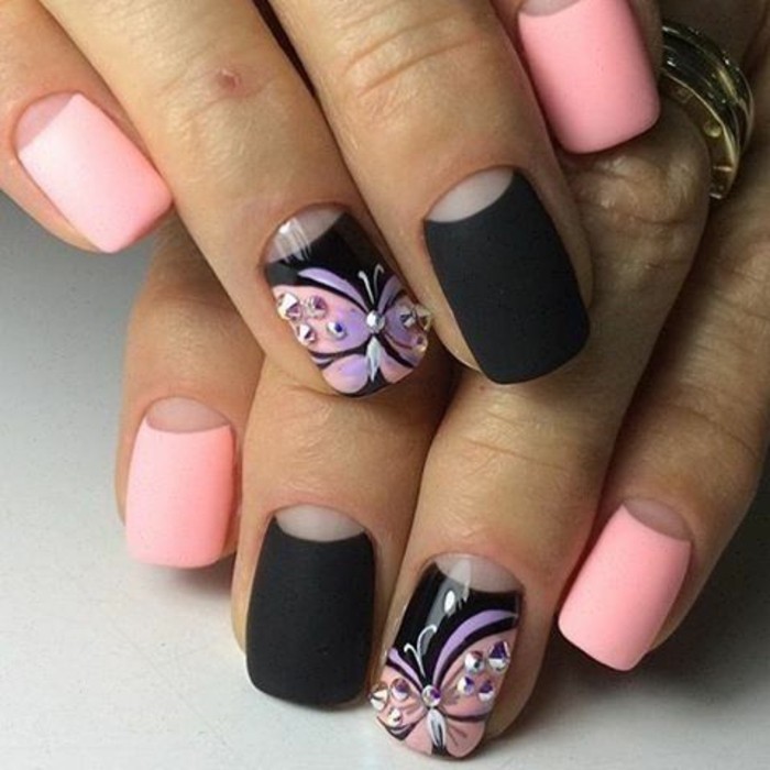 Nails fehér-arany-modern-és finom manikűr köröm design-with-lepkék-és kő-fekete matt színt rózsaszín-lila