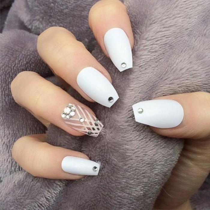 Nails fehér-arany-chic Brand tervezés-in-fehér-Steinchen-finom vonalak-top-trend-es év
