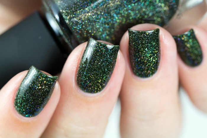 在暗绿色，有棱角的指甲形状，重新造型的新年修指甲的闪亮指甲设计很酷的想法