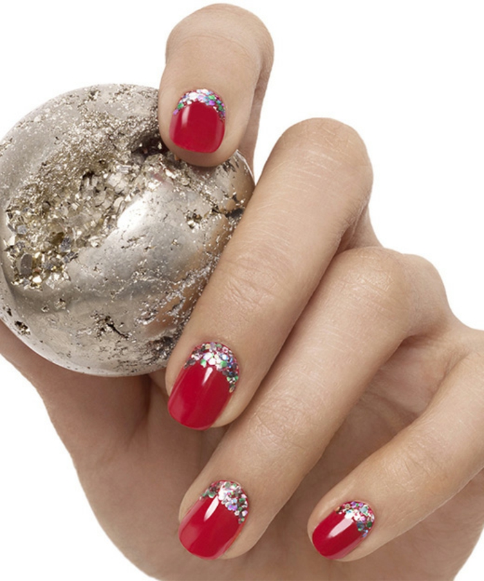 冬季指甲设计与小水晶，红色指甲油，圆钉形状，银球