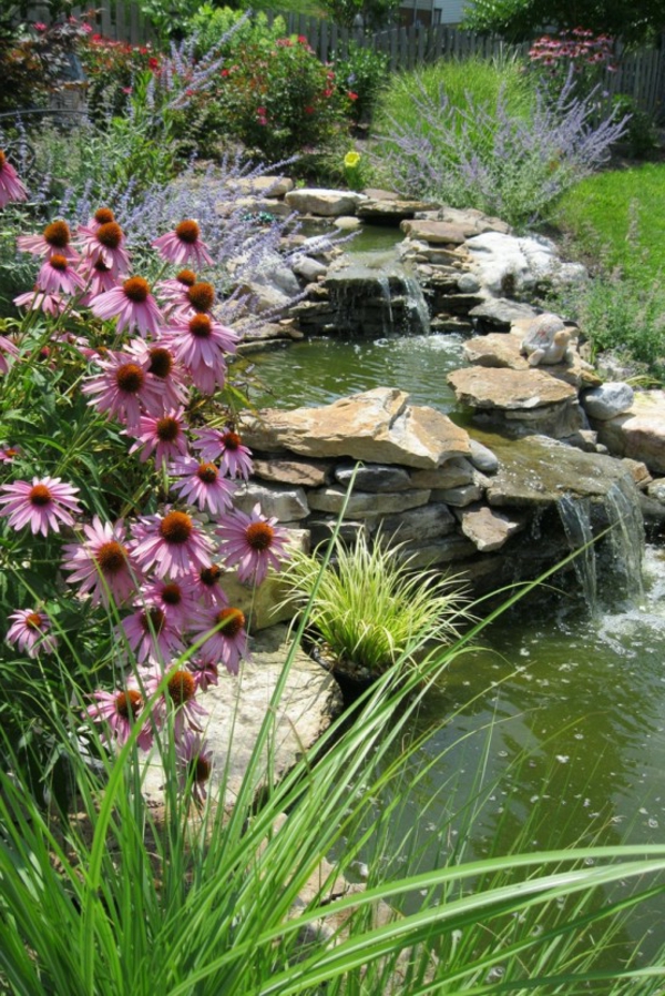 φυσικό καταρράκτη-in-garden-με-λίμνη-και-λουλούδια