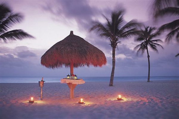 Palmut ja romanttiset valot rannalla