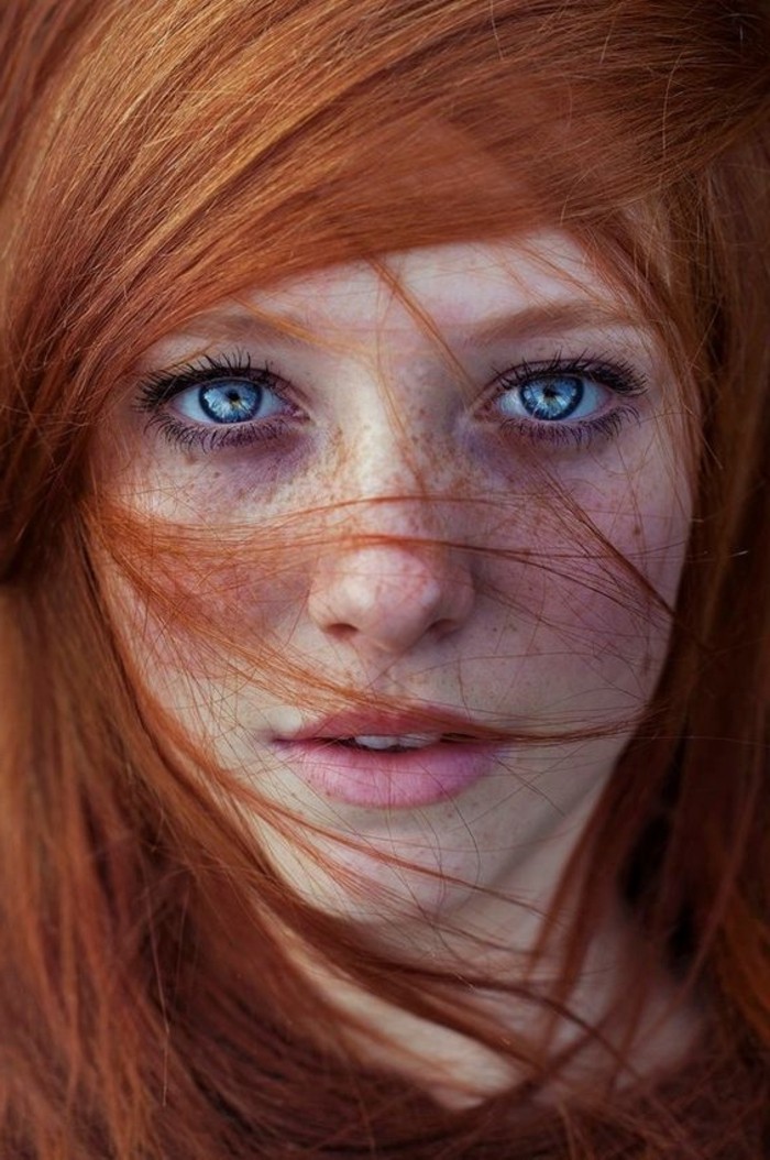 cuivre couleur des cheveux naturale en combinaison avec-bleu-yeux