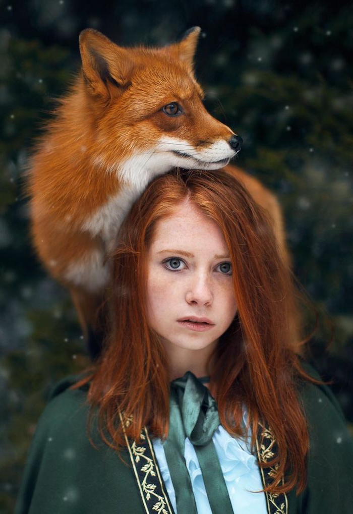 自然的红头发，灰色的眼睛，粉红色的嘴唇，青披肩，女孩和狐狸