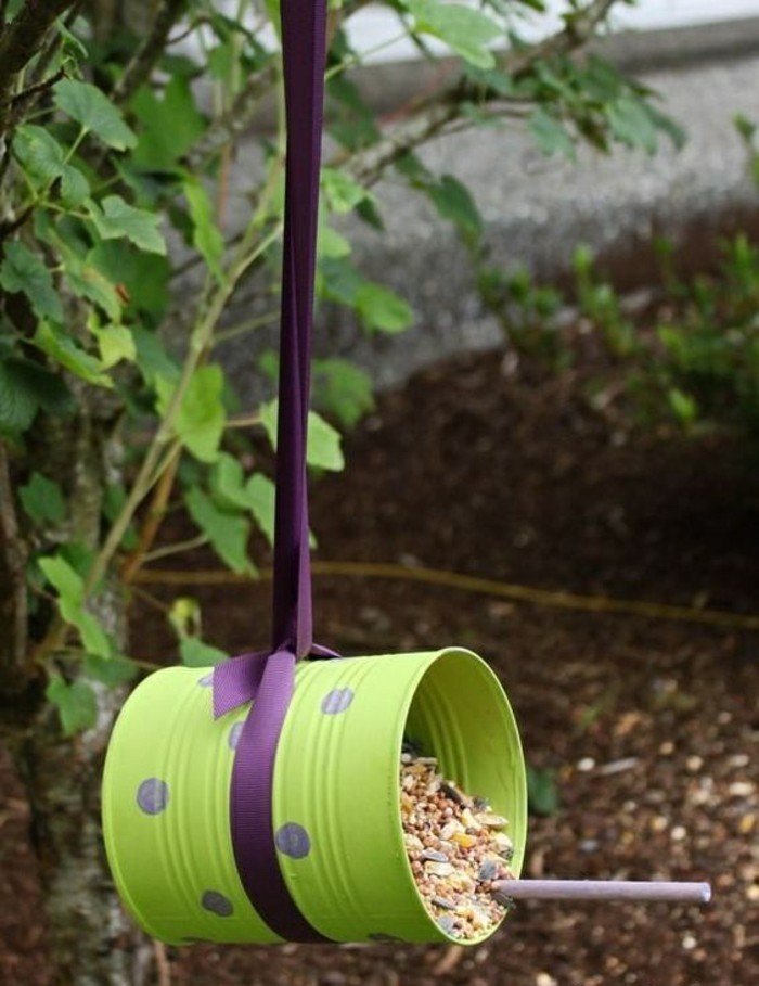 uusi-veneet ideoita-vihreä-konservendose-violetti-loop-feed-lintu-puutarha