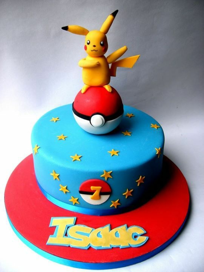 עוגה פוקימון כחולה יפה עם pokeball אדום, צהוב pikachu וצהוב כוכבים