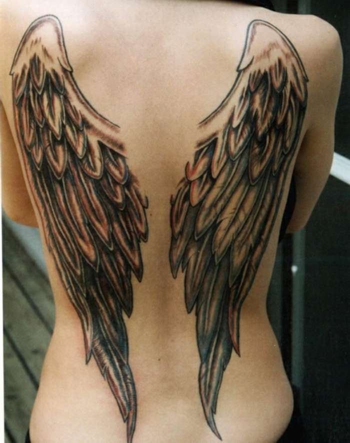 对于女性的黑色天使纹身来说，这仍然是一个不错的主意 - 这里有两个黑色的天使翅膀和黑色的羽毛