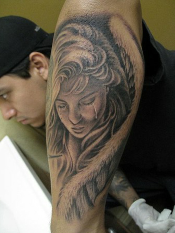 一个悲伤和哭泣的女人与白色的羽毛大天使的翅膀 - 男人的纹身天使的想法