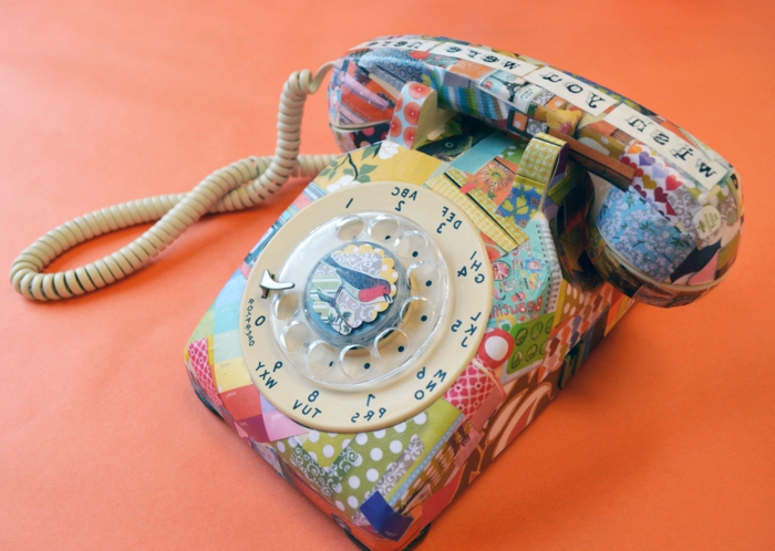 नैपकिन प्रौद्योगिकी के लिए एक और विचार - नैपकिन और एक छोटे पक्षी के साथ एक रंगीन चिपचिपा टेलीफोन