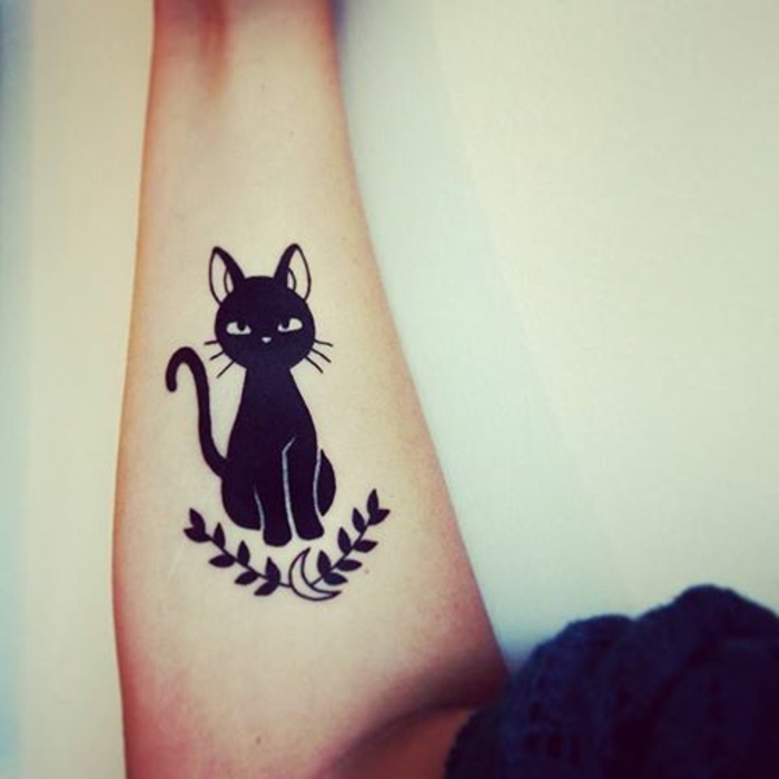 यहां आपको हाथ पर काली बिल्ली टैटू के विषय पर एक और विचार मिलेगा