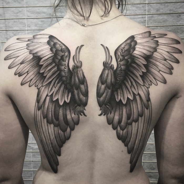 在这里你会发现一个女士纹身天使翅膀的想法 - 一个带有两个黑色翅膀的纹身
