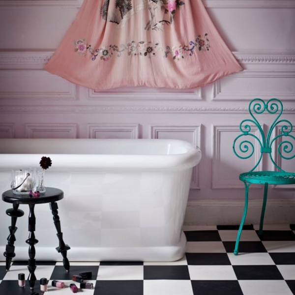 носталгичен-баня-дизайн-син стол с екстравагантна форма до ваната