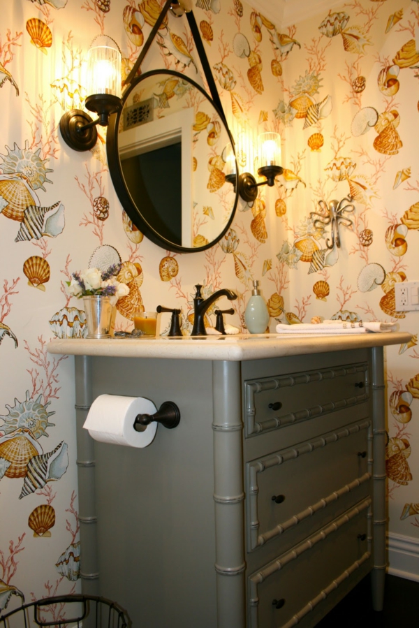 Ностралгична мивка и интересен тапет огледало виси на стената
