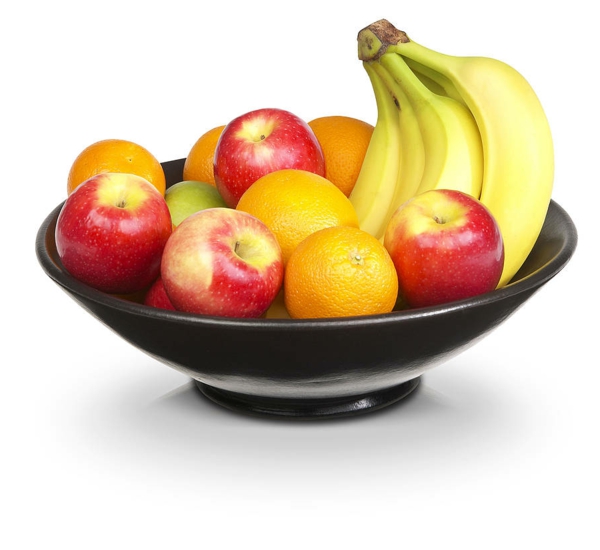 fruta-taza-cerámica-con-manzanas-y-plátanos-fondo blanco