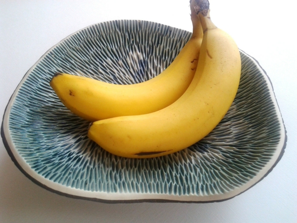 fruit-cup-ceramic-two-banana-photo tomada desde arriba