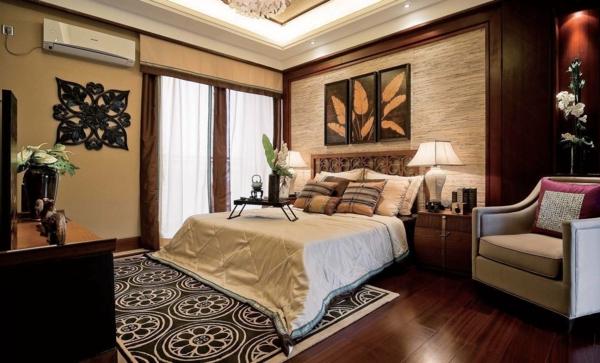 प्राच्य शैली में ओकरा रंगीन बेडरूम में कई सजावटी तत्व