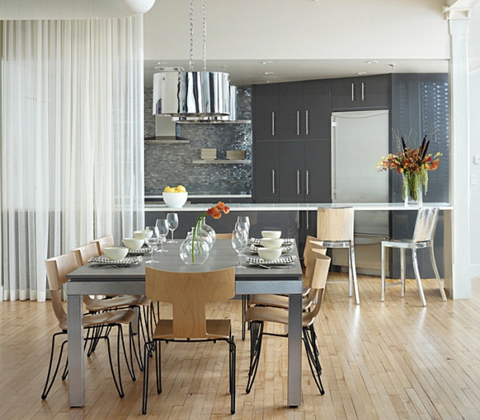 cuisine ouverte-salle à manger-salle à manger de table-métal-jambes séparées Tischdeko-bois chaises chaises-rideau en métal avec-contre par