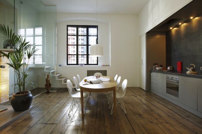 ανοιχτή κουζίνα-καθιστικό-ξεχωριστή-γυαλί-room διαχωριστικά-σκάλα-ξύλινο τραπέζι το δάπεδο έμμεση-led-φως-οβάλ τραπεζαρία