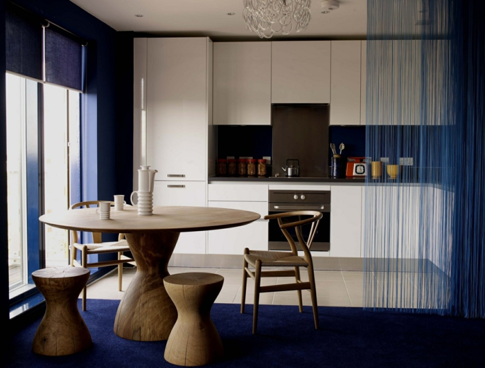 ανοιχτή κουζίνα-σαλόνι-αποσύνδεσης Round-τραπεζαρία-μασίφ ξύλο-ξύλινες καρέκλες-μπλε βελούδινο χαλί-περσίδες