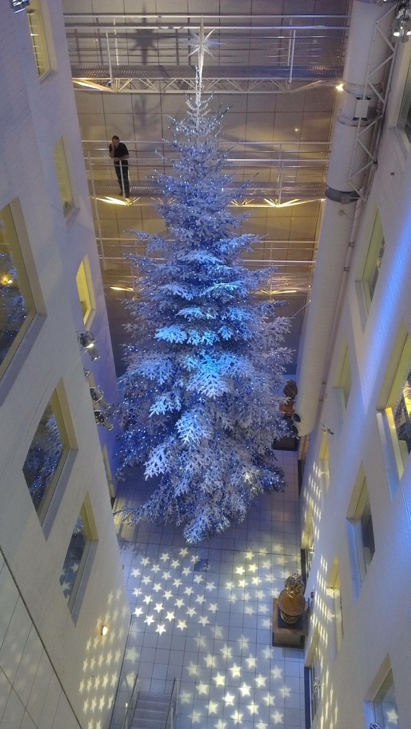 לבן קישוט חג המולד - עץ אשוח, אשר עם גודל ענק