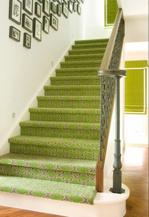olivgrünr地毯上最楼梯，放