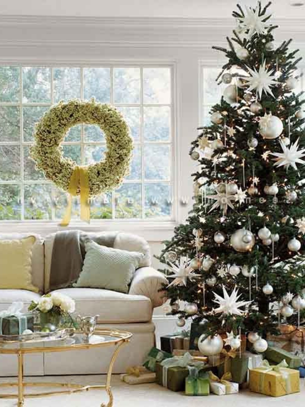 קישוט חג המולד הלבן - עץ אשוח וזר ירוק ליד החלון