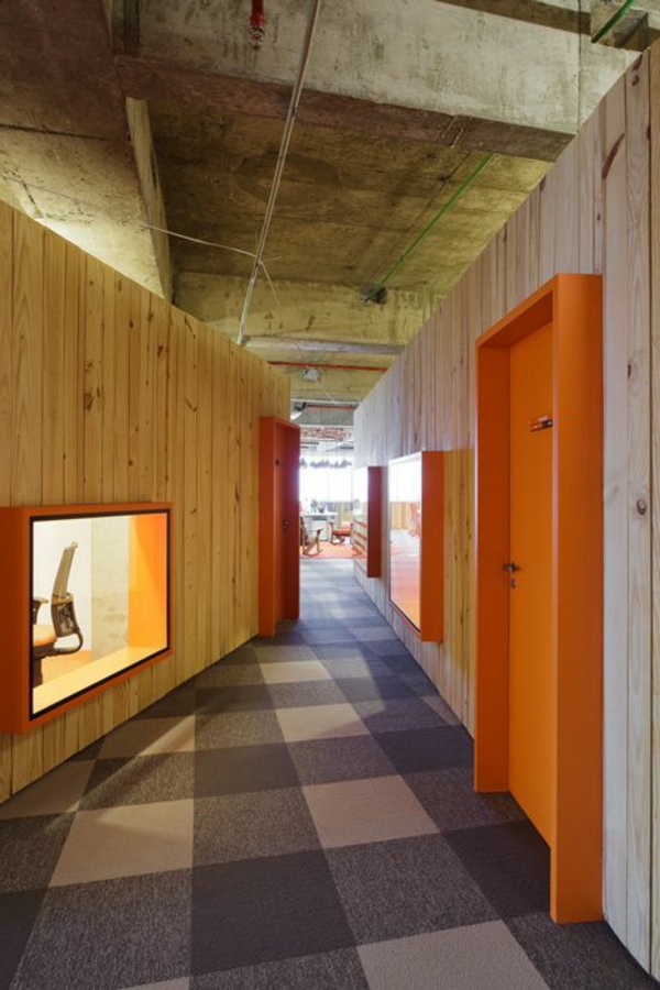 оранжев интериор врати от дърво - модерен дизайн-за най-закрито