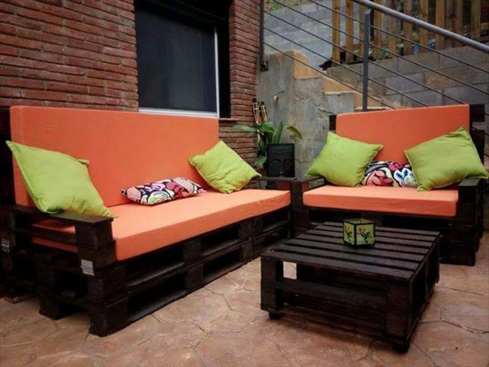 narančasta kauč-of-paleta-zeleni jastuci