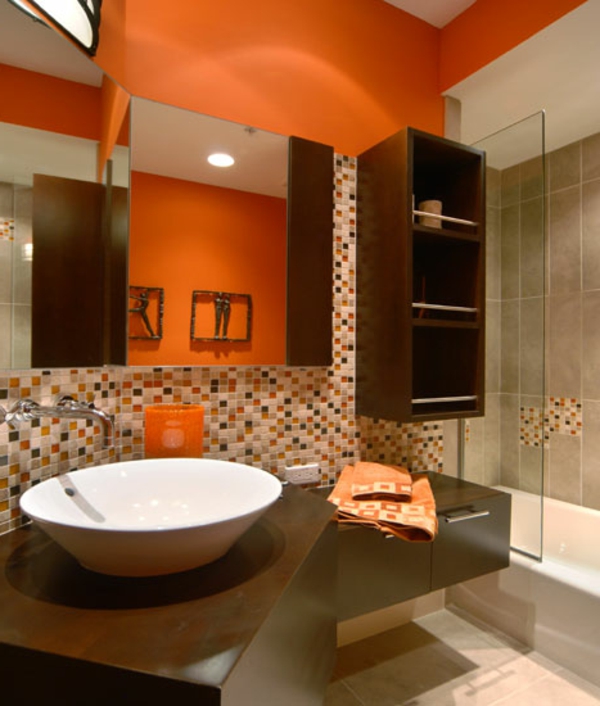 Salle de bain orange avec des carreaux de mosaïque