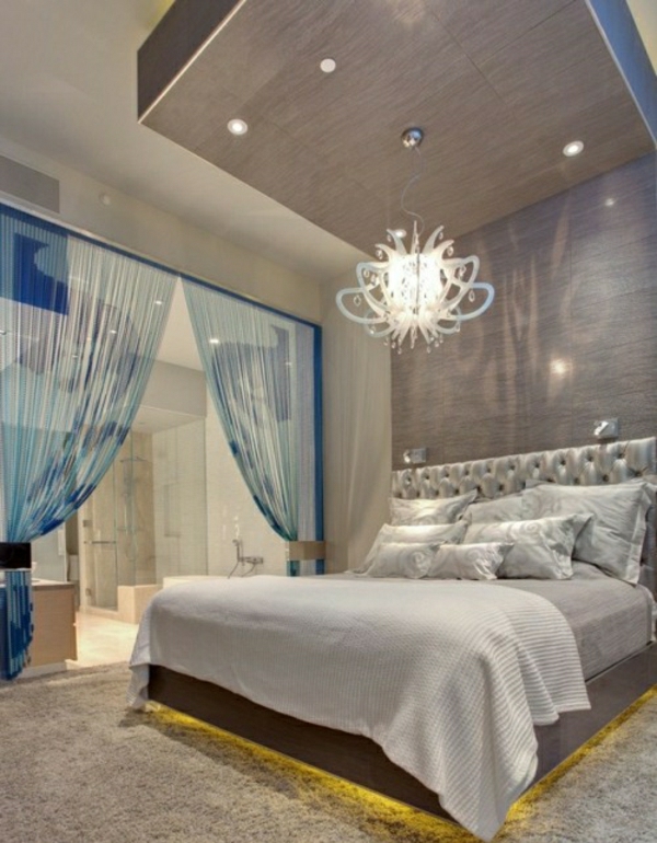 rideaux en organza dans la chambre avec un lit luxueux