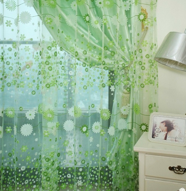 organza-rideaux-vert-couleur-dans la chambre à côté de la table de chevet