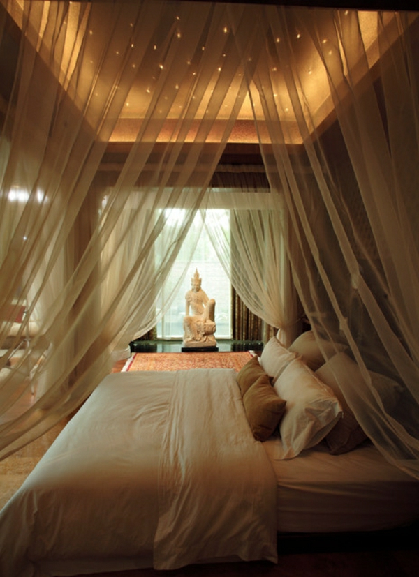 organza-rideaux-dans-romantique-conçu-chambre à coucher - Statue de Budhha