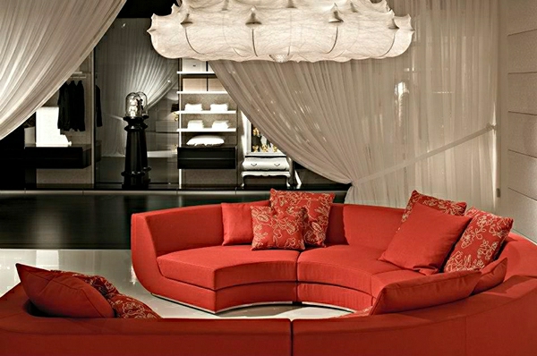 organza-rideaux-dans-la-salle-avec-rouge-meubles - lustre moderne