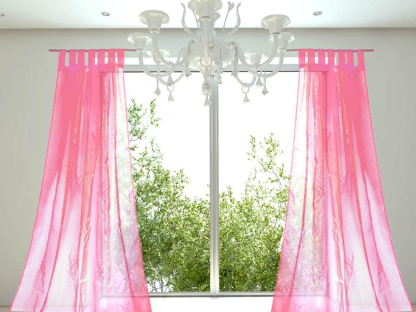 organza-rideaux-en-rose - à côté d'un lustre blanc